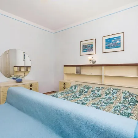 3 Bedroom Gorgeous In Kampor