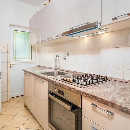 3 Bedroom Gorgeous In Holiday home Kampor